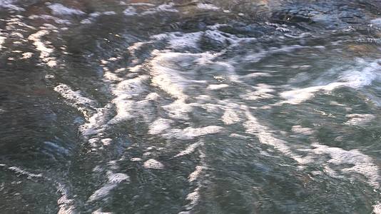 4K奔腾的河水水流波涛汹涌空镜视频的预览图