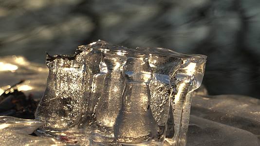 4K冬日暖阳晶莹剔透的冰块河流解冻视频的预览图