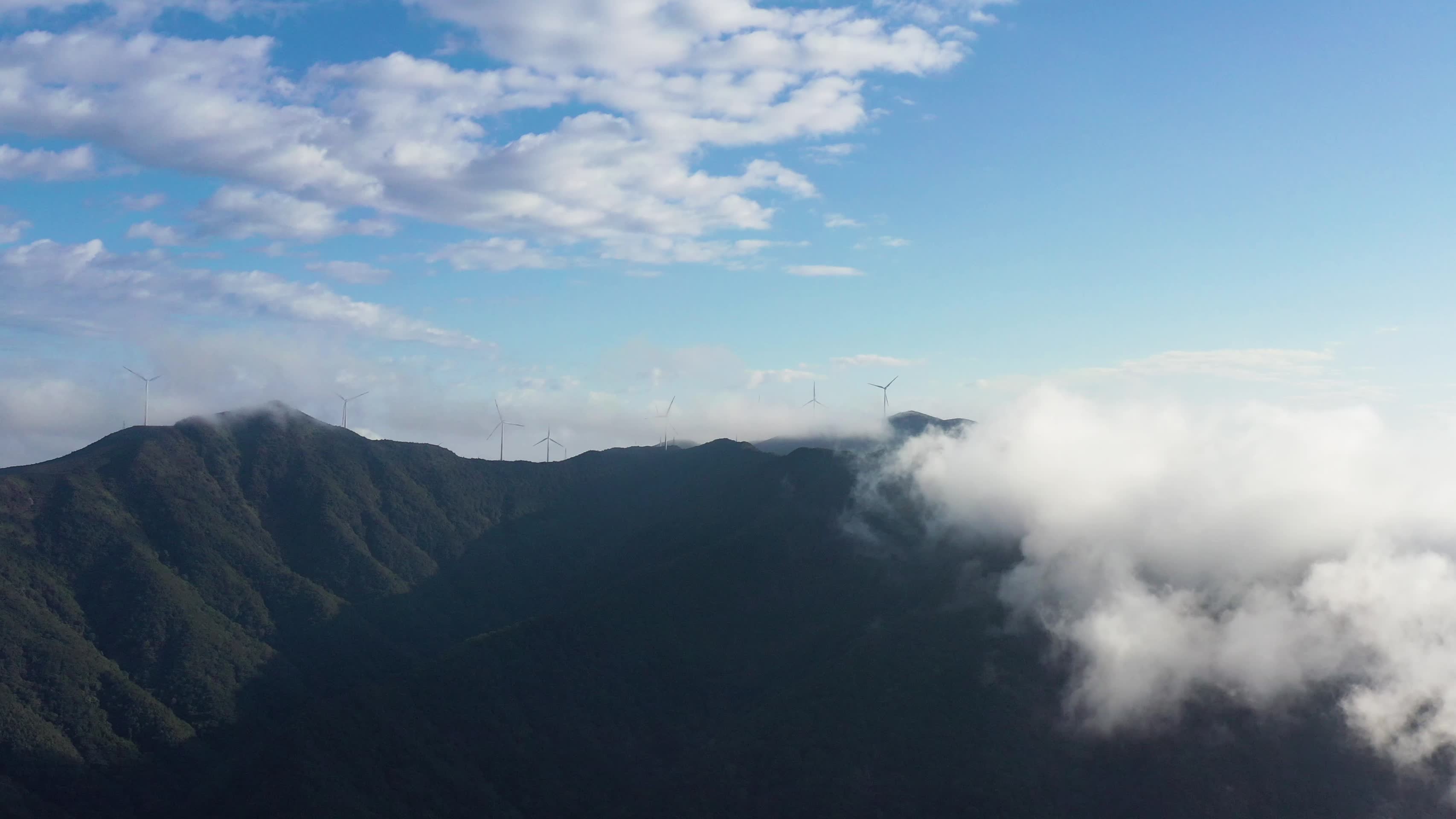 4K实拍云雾中的山脉视频的预览图