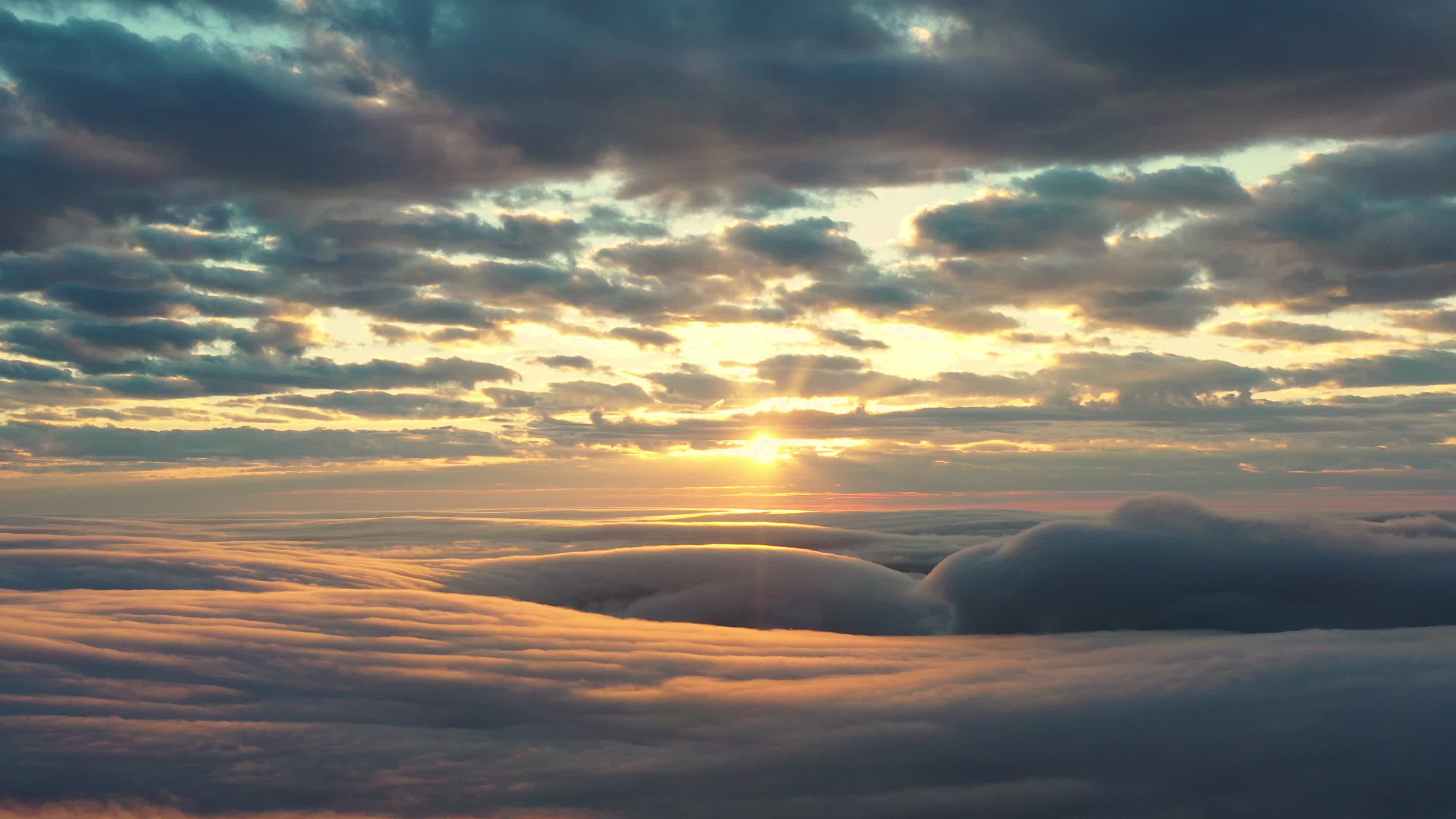 4K航拍云顶上的日出视频的预览图
