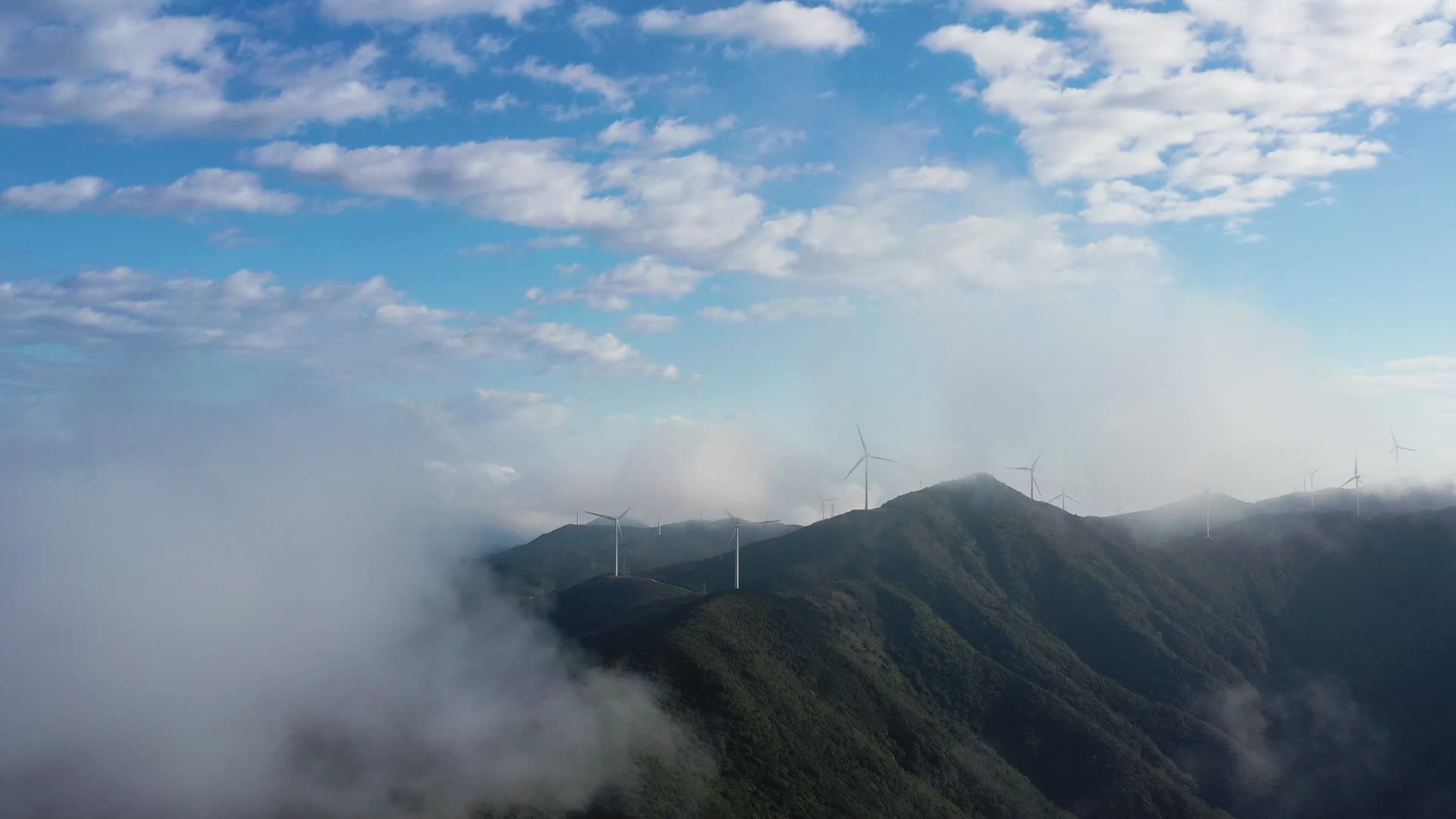 4K航拍云雾中的山脉风车视频的预览图