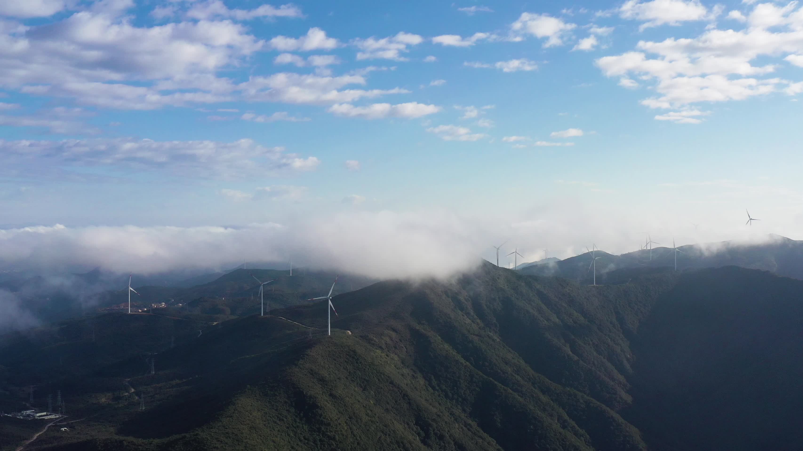 4K航拍云雾中的山脉风车视频的预览图