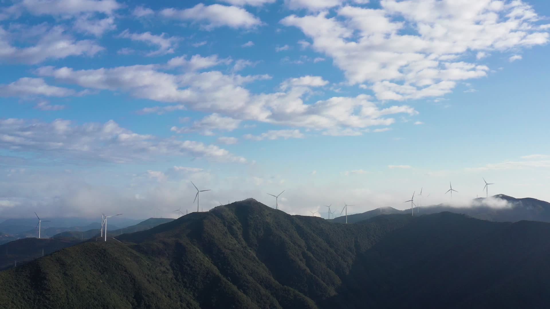 4K航拍山顶上的风车视频的预览图