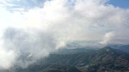 4K航拍云雾中的山脉视频的预览图