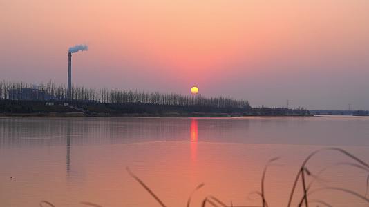 湖面夕阳西下视频的预览图