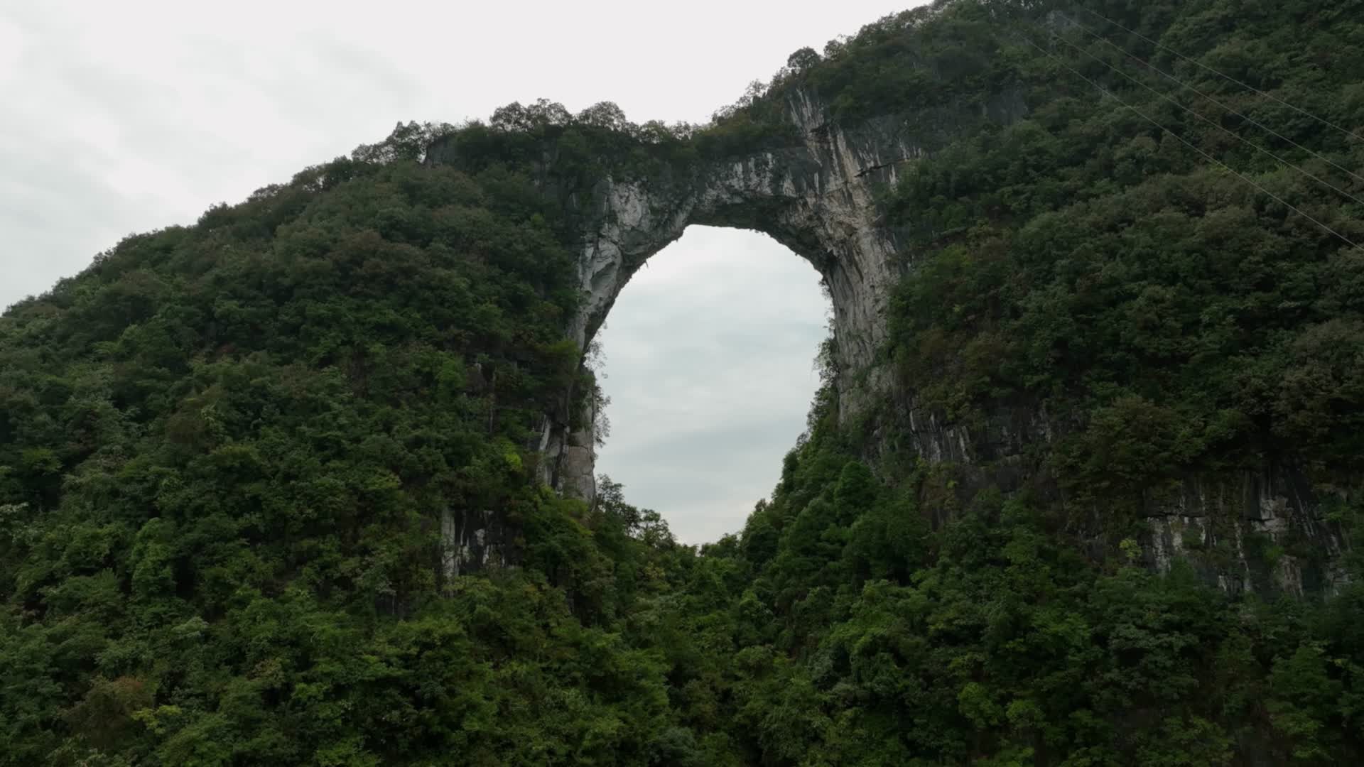 4K航拍桂林月亮山穿洞视频的预览图