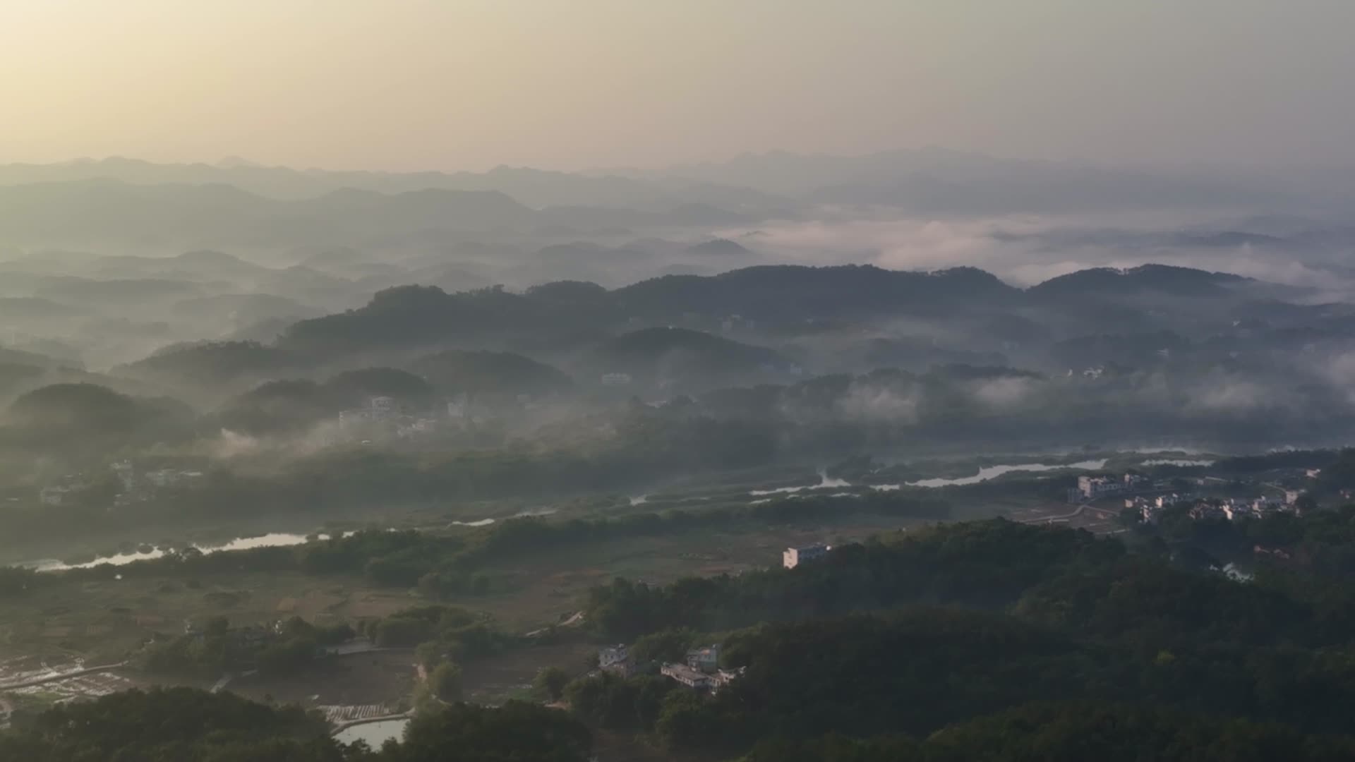 4K航拍清晨梧州喀斯特地貌云雾环绕视频的预览图