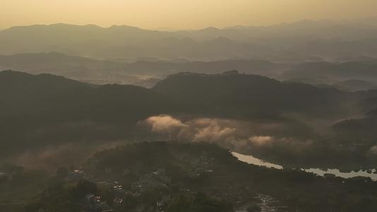 4K航拍梧州日出朝霞群山云海环绕视频的预览图