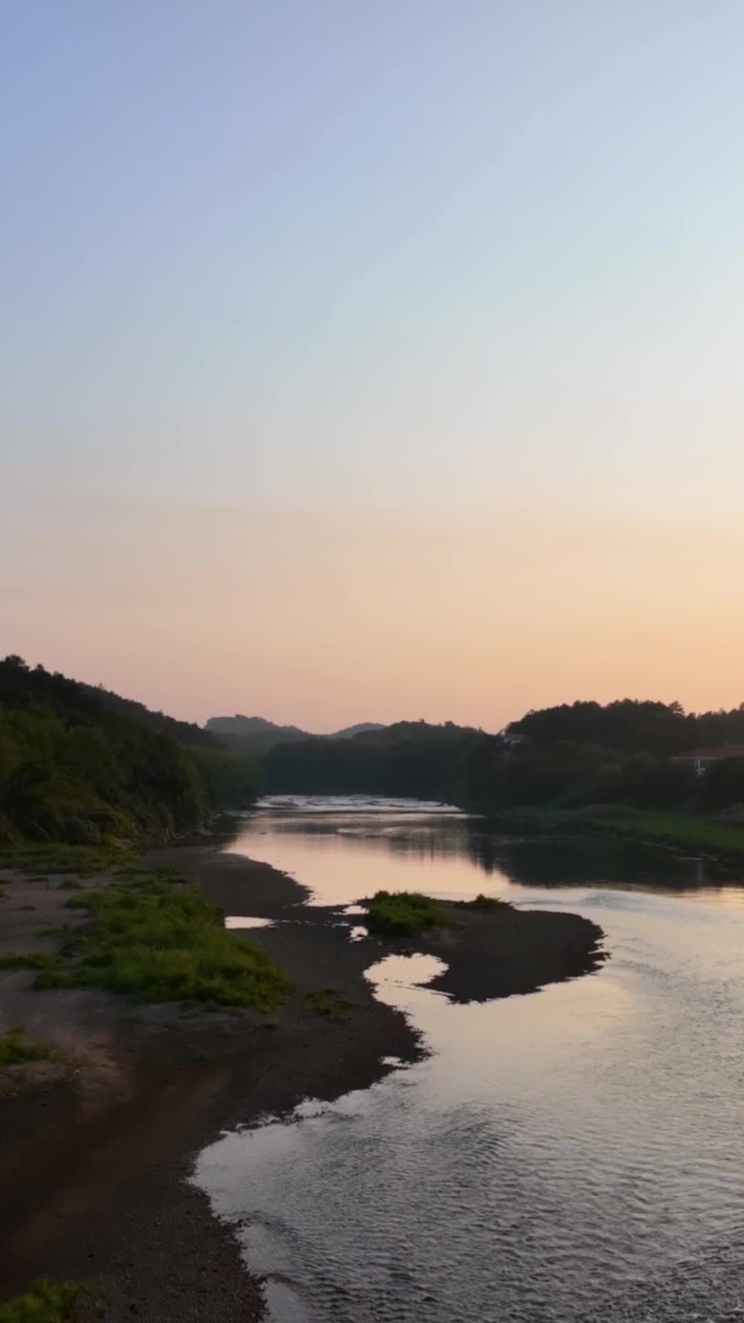 高清竖屏航拍桂平中国第一淡水沙滩朝霞视频的预览图