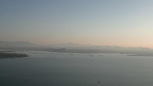 朝阳映照的厦门环东海域城市和自然风光航拍视频的预览图