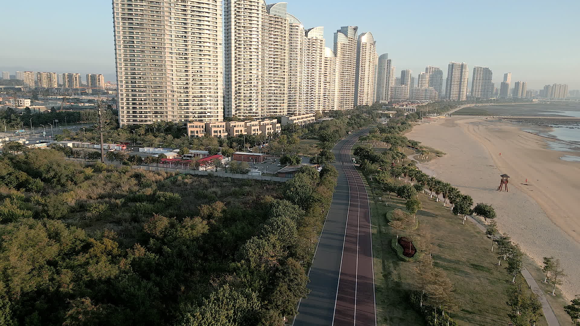 厦门环东海域彩虹跑道和高层建筑航拍视频的预览图