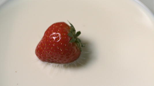 草莓掉进牛奶视频的预览图