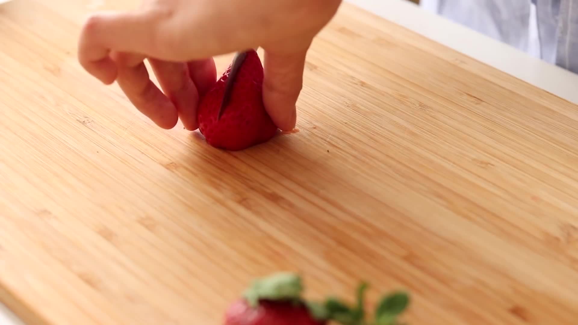 水果蛋糕制作实拍视频视频的预览图