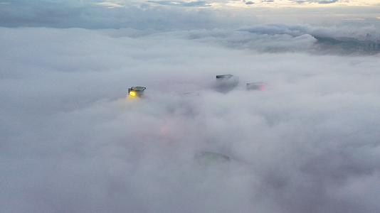 航拍平流雾下的厦门CBD夜景视频的预览图