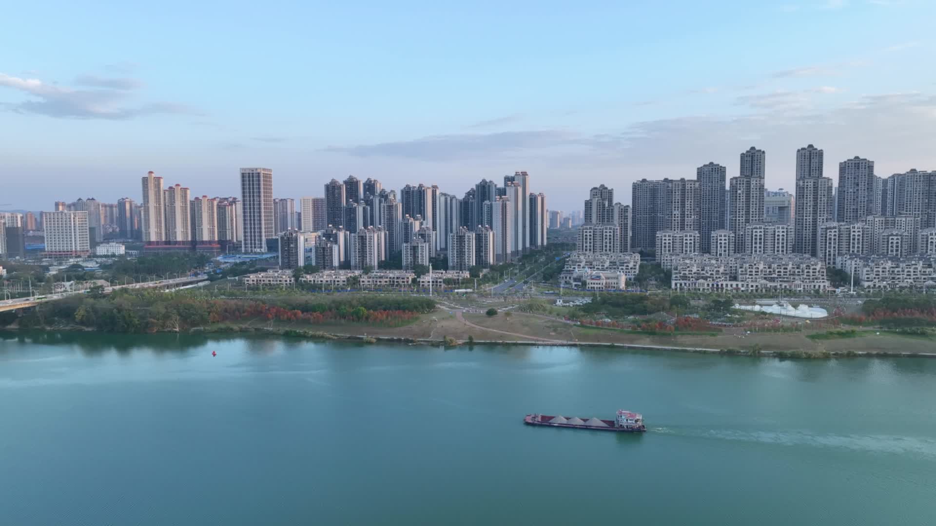 4K航拍南宁邕江沿岸灵龟山公园视频的预览图