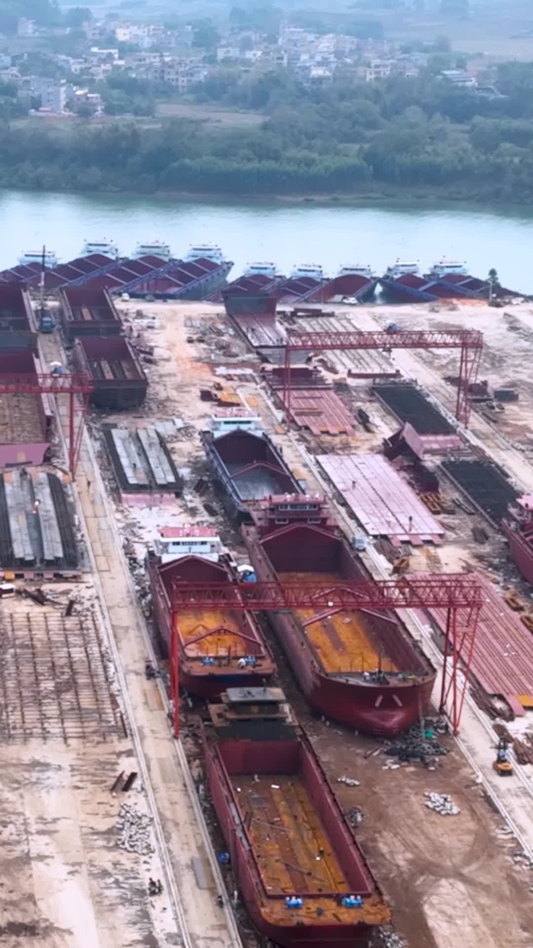 高清竖屏航拍桂平船舶制造厂江上轮船视频的预览图