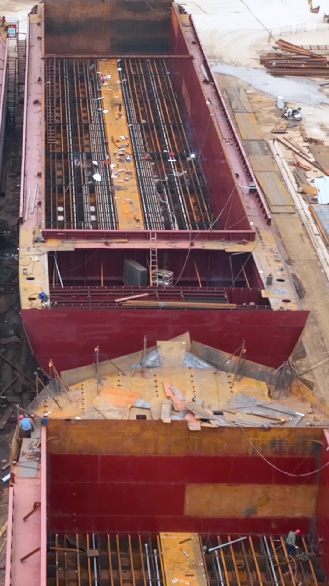 高清竖屏航拍桂平船舶制造厂维修场景视频的预览图