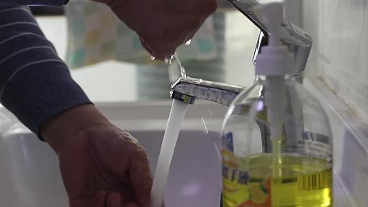 男士室内水池消毒洗手全过程视频的预览图