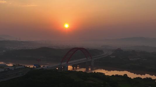 4K环绕航拍南宁六律大桥晚霞风光视频的预览图