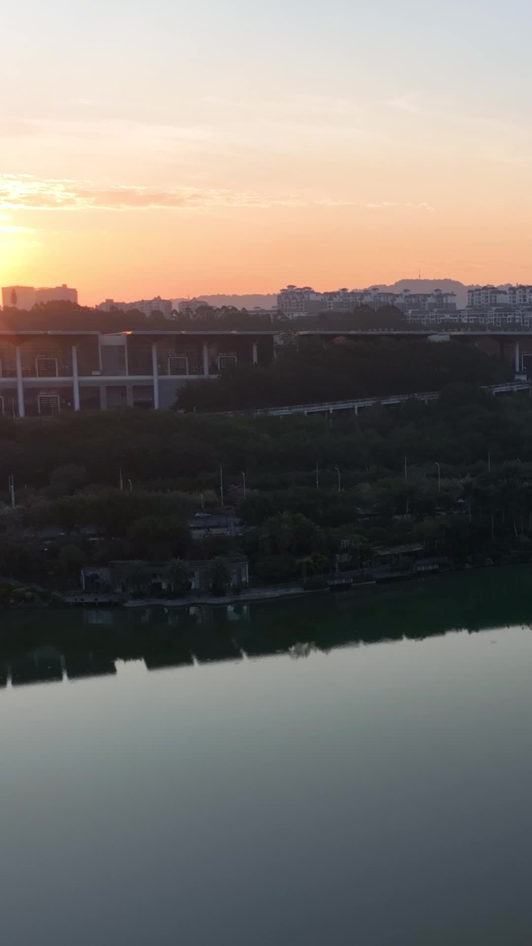 高清竖屏航拍南宁民歌湖晨曦风景视频的预览图