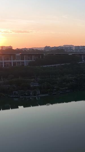 高清竖屏航拍南宁民歌湖晨曦风景视频的预览图