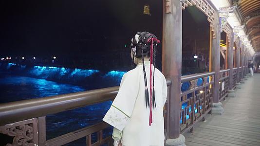都江堰蓝桥汉服妹子小姐姐视频的预览图
