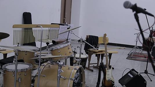 音乐室训练场音乐房电吉他贝斯架子鼓视频的预览图
