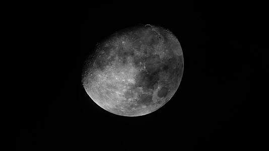 4K超大月亮云中月延时视频的预览图