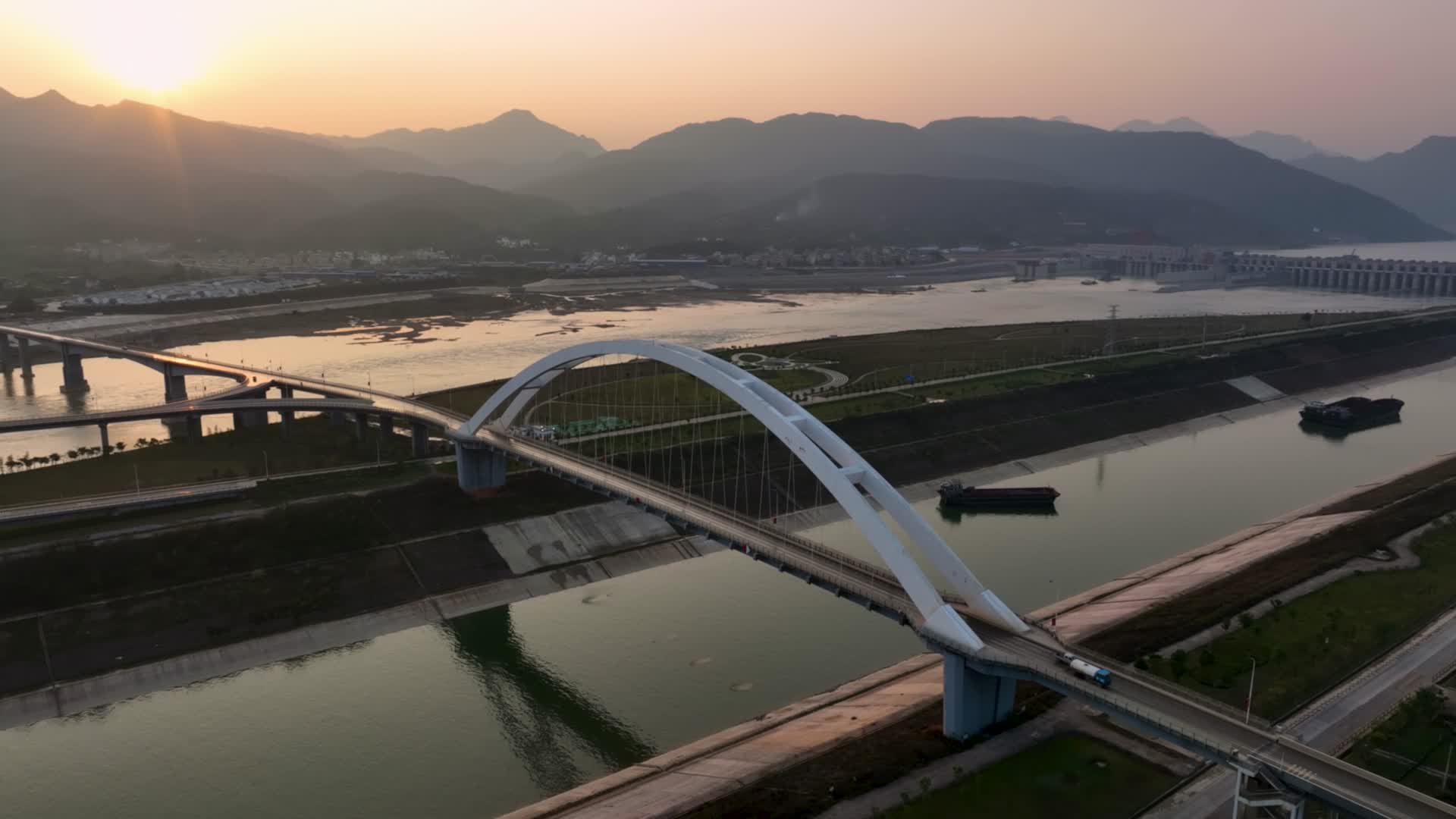 4K环绕航拍桂平大藤峡江桥一镜到底视频的预览图