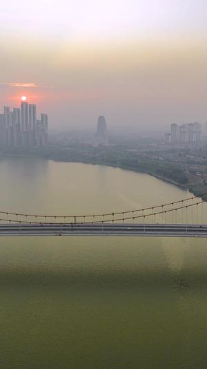 高清竖屏延时航拍南宁良庆大桥黄昏晚霞视频的预览图
