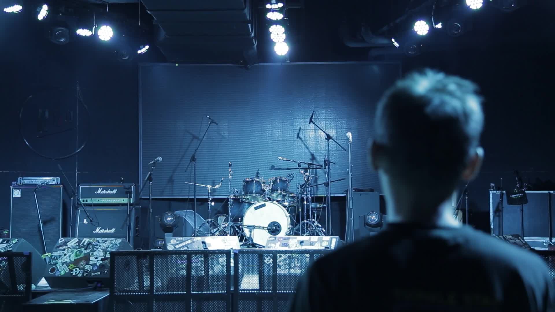 舞台吉他贝斯架子鼓人物背影视频的预览图