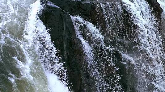 水资源水的形态冰融化冰花海浪瀑布喝水视频视频的预览图