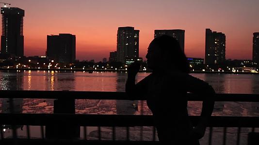 夜晚城市江边跑步的女人合集视频的预览图