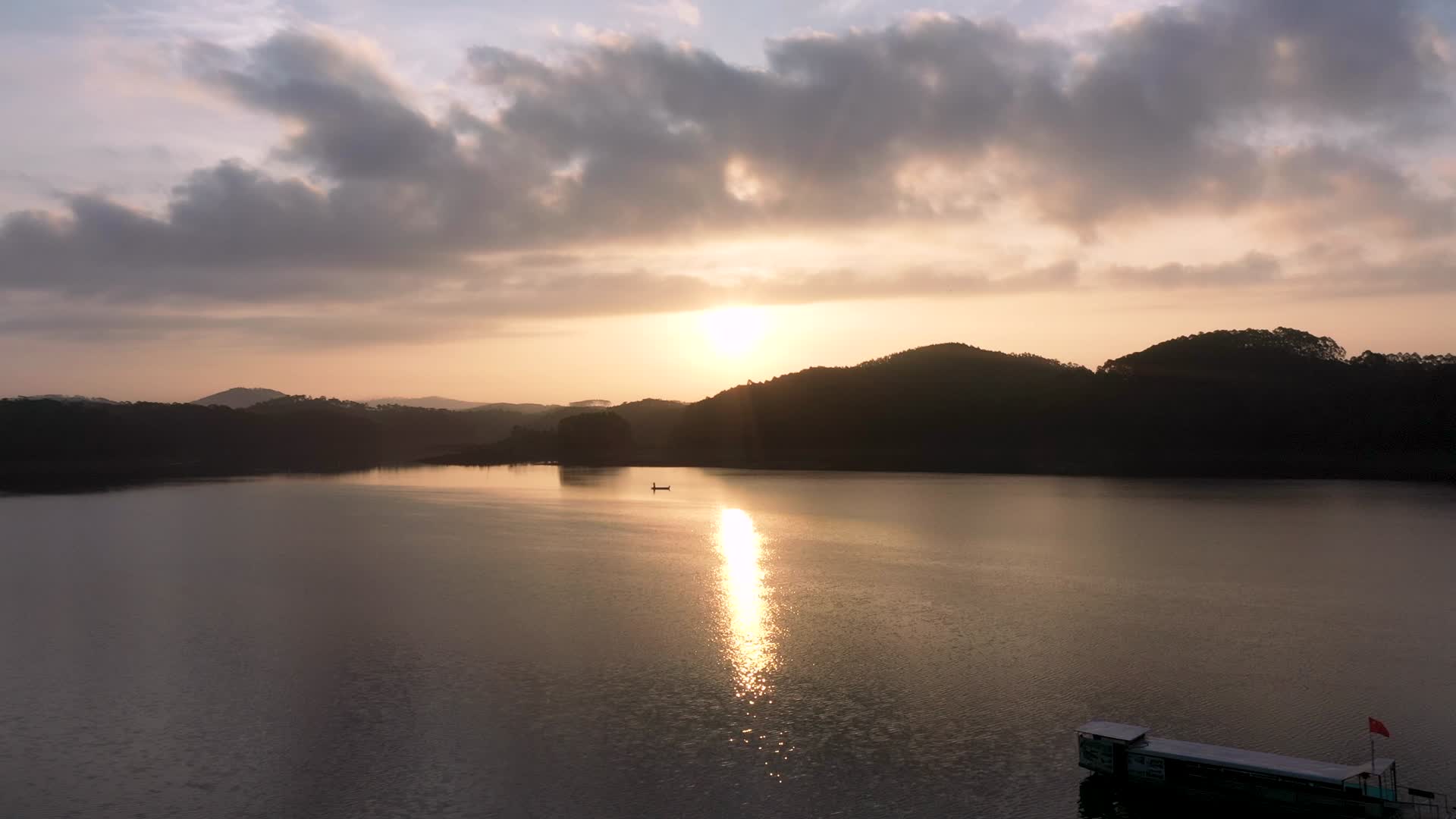 4K航拍星岛湖孤船S视频的预览图
