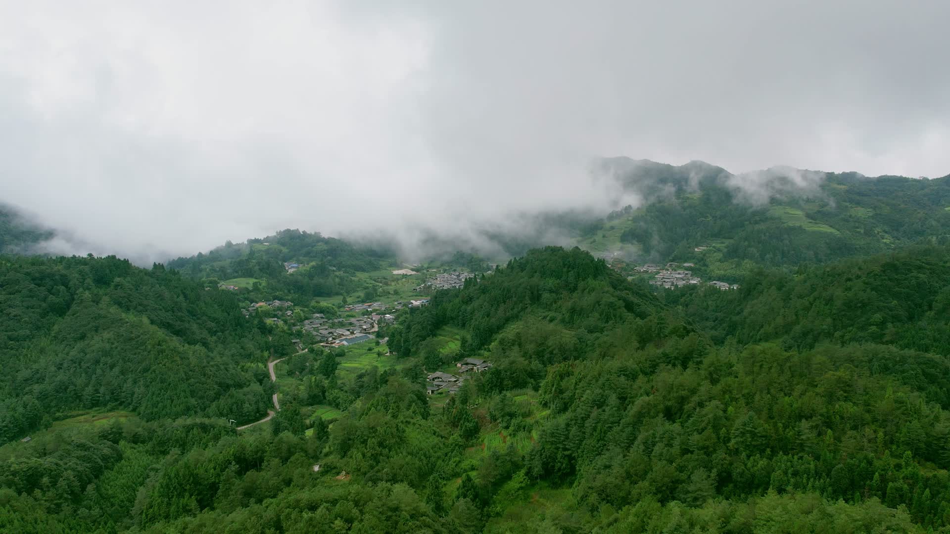 云开雾散后的村子山清水秀视频的预览图