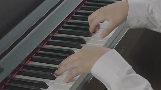 弹钢琴手部特写视频的预览图