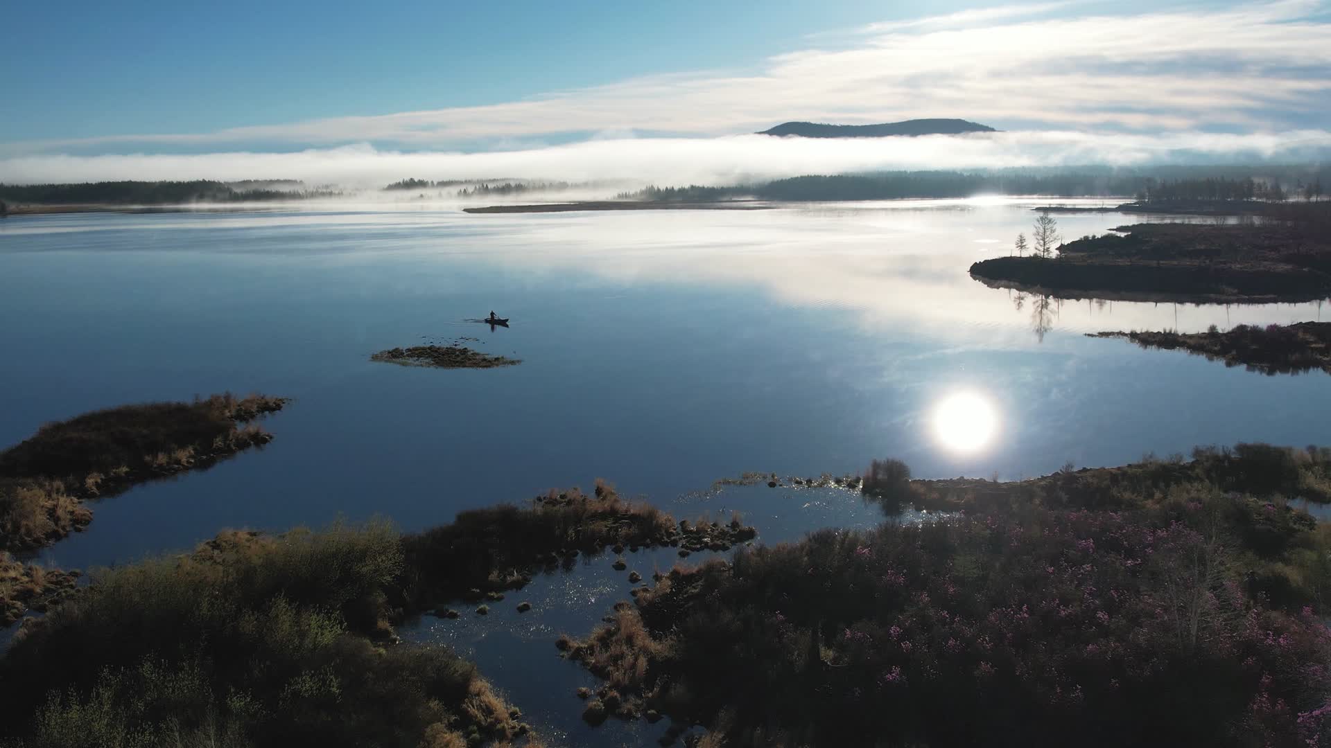 4K航拍阿尔山湖水视频的预览图