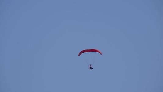 跳伞机飞行视频的预览图