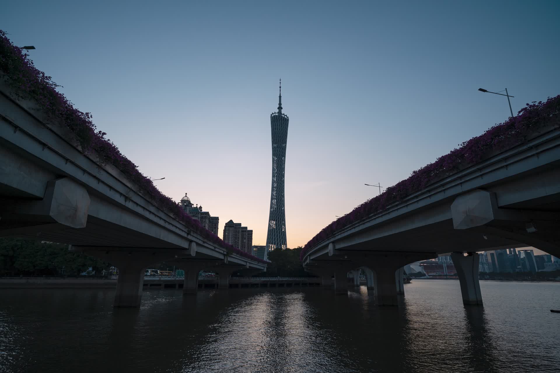 广州塔江景日转夜延时视频的预览图