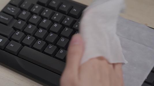 城市职场办公室用湿巾擦拭键盘消毒无调色视频的预览图