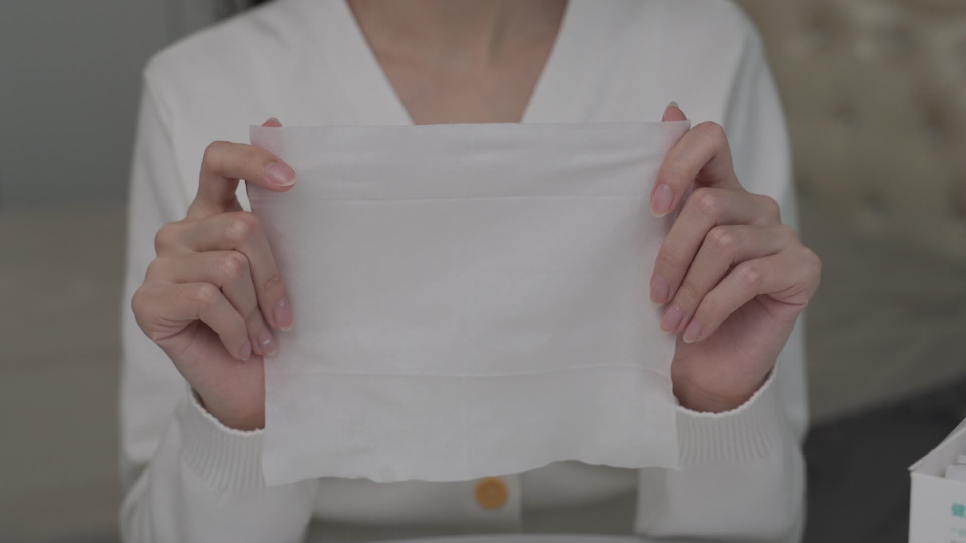 女孩双手拿湿巾展示特写无调色视频的预览图