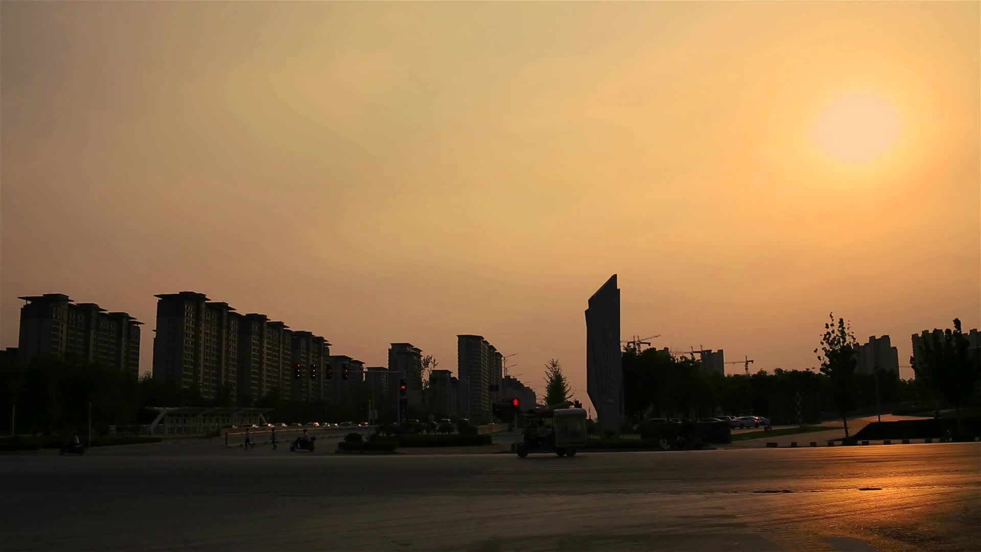 黄昏的十字路口夕阳即将西下视频的预览图