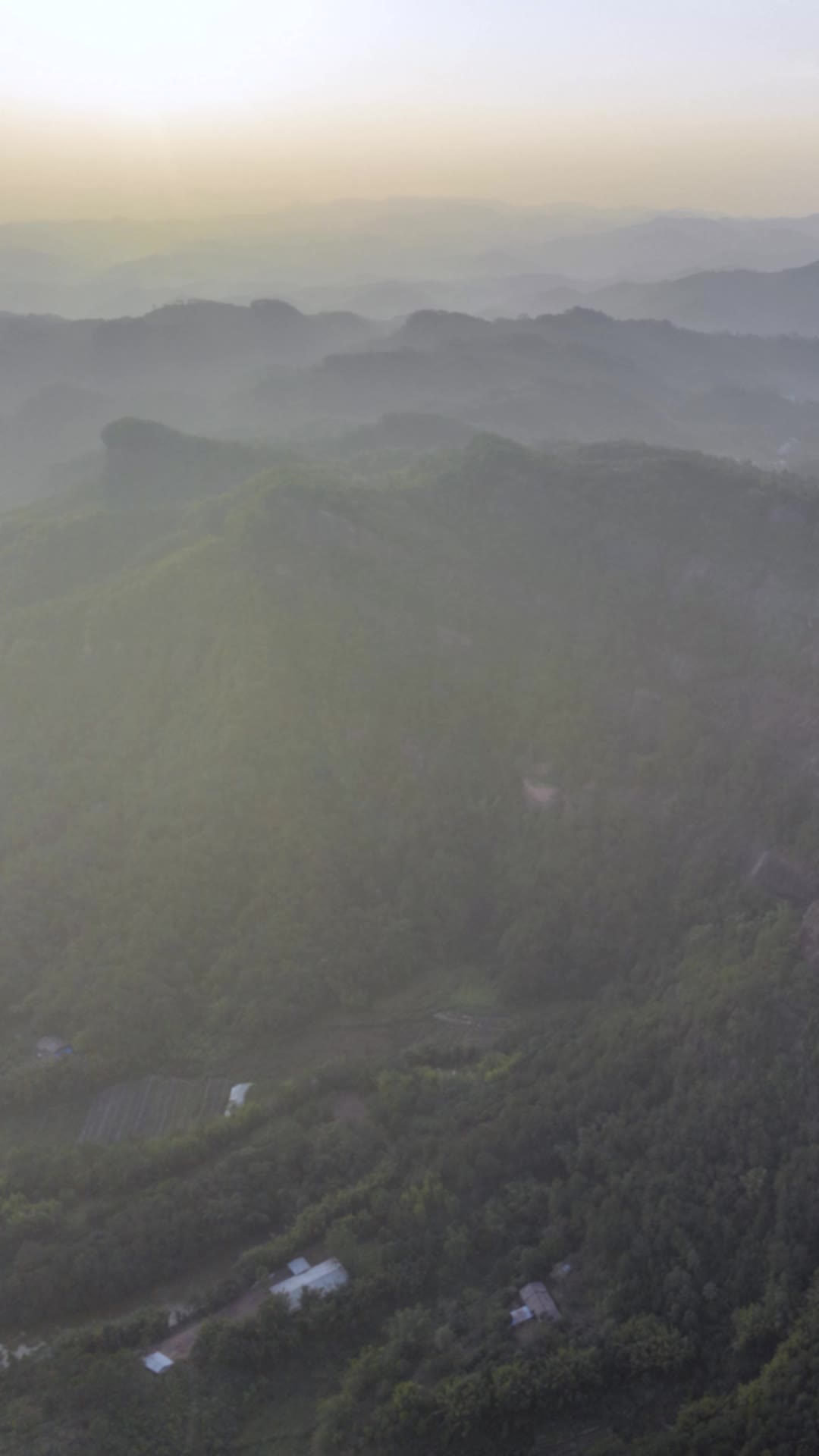 高清竖屏延时航拍广西藤县喀斯特清晨云雾视频的预览图