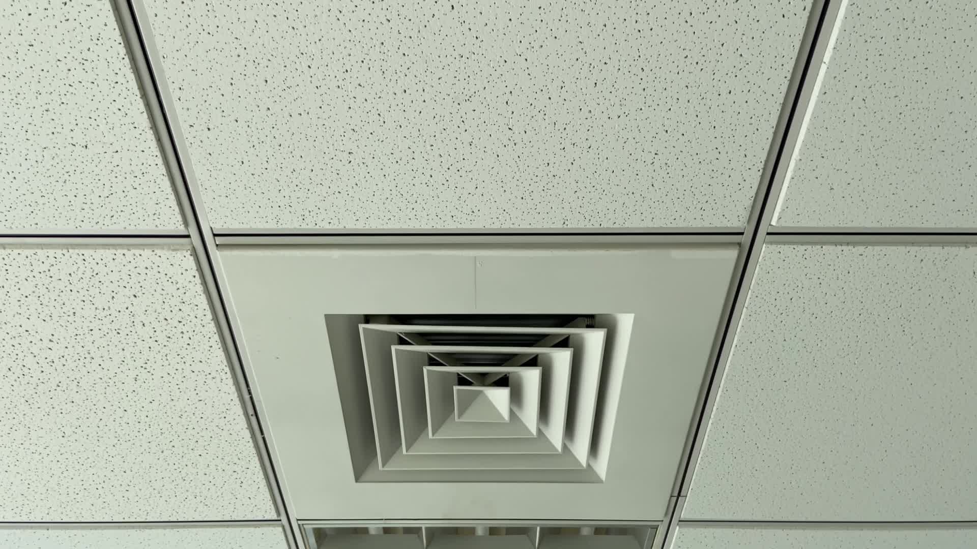 办公楼办公室天花板通风供暖和照明系统视频的预览图