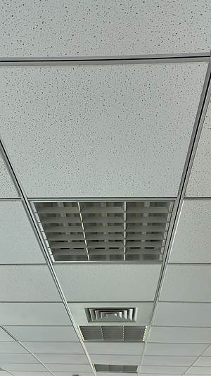 办公楼办公室天花板通风供暖和照明系统视频的预览图