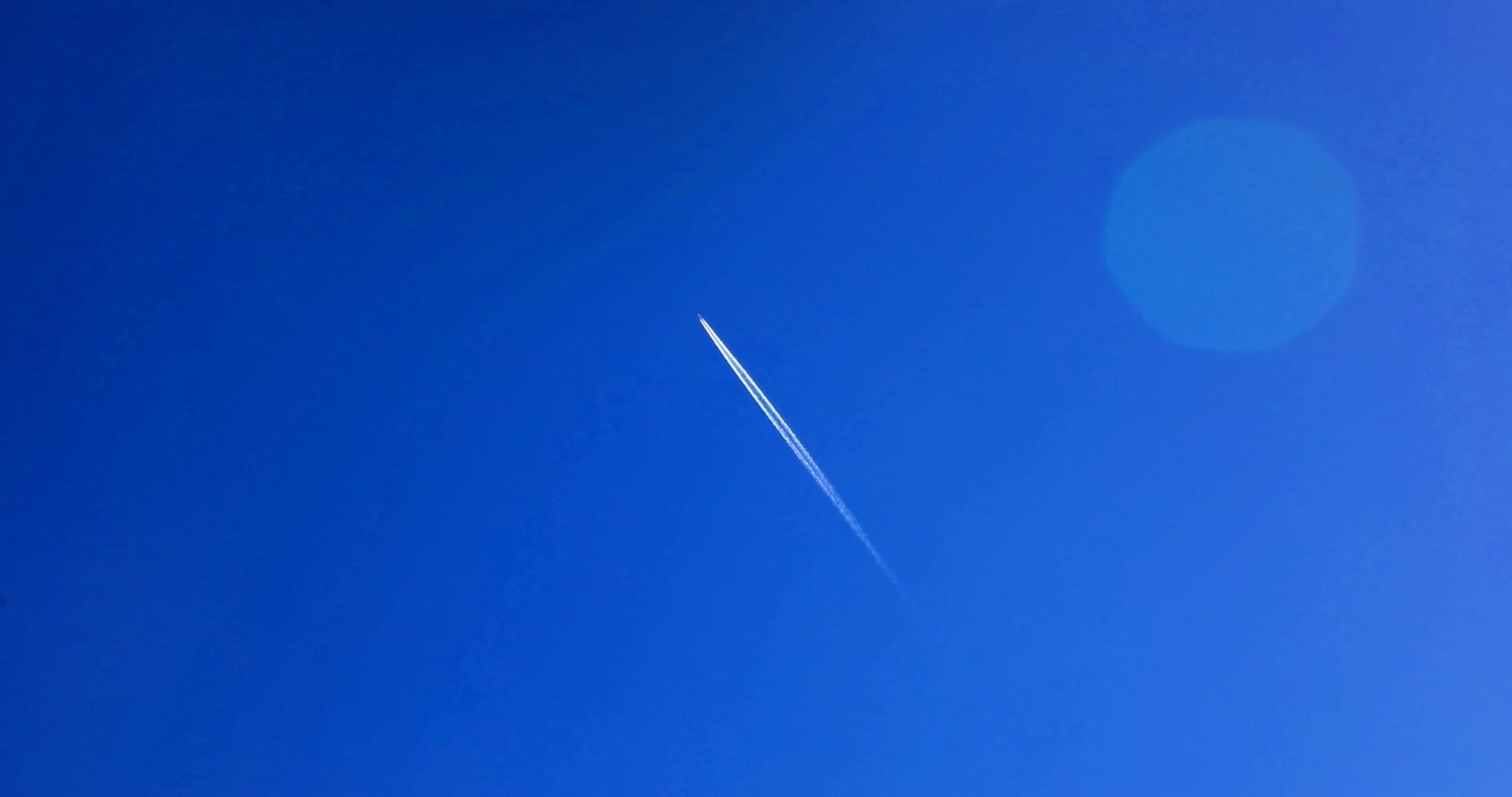 飞机拉线蓝天航空器客机民航视频的预览图