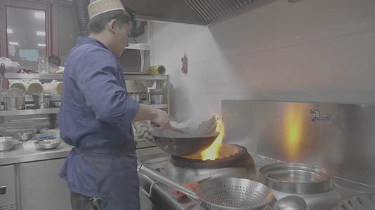 西北宁夏厨师厨房炒羊肉炒菜视频的预览图
