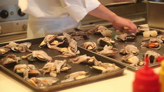 厨师在准备海鲜美食菜肴视频的预览图