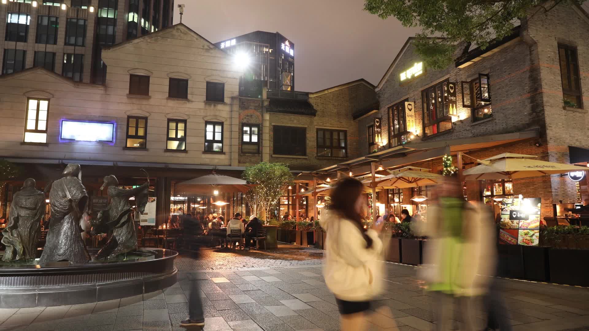 上海新天地步行街人流人群延时视频的预览图