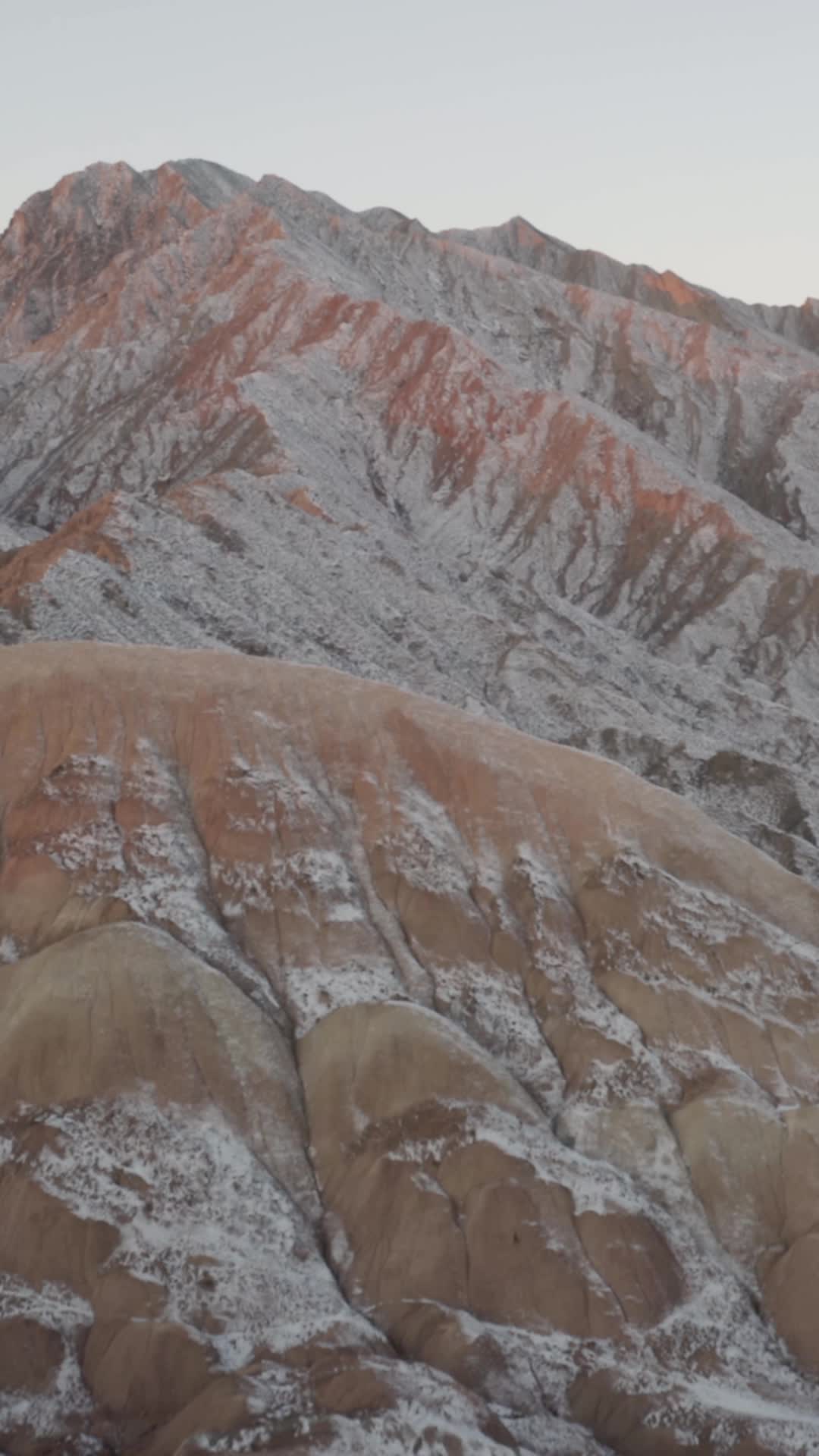 高清竖屏航拍肃南喀斯特雪山风景视频的预览图
